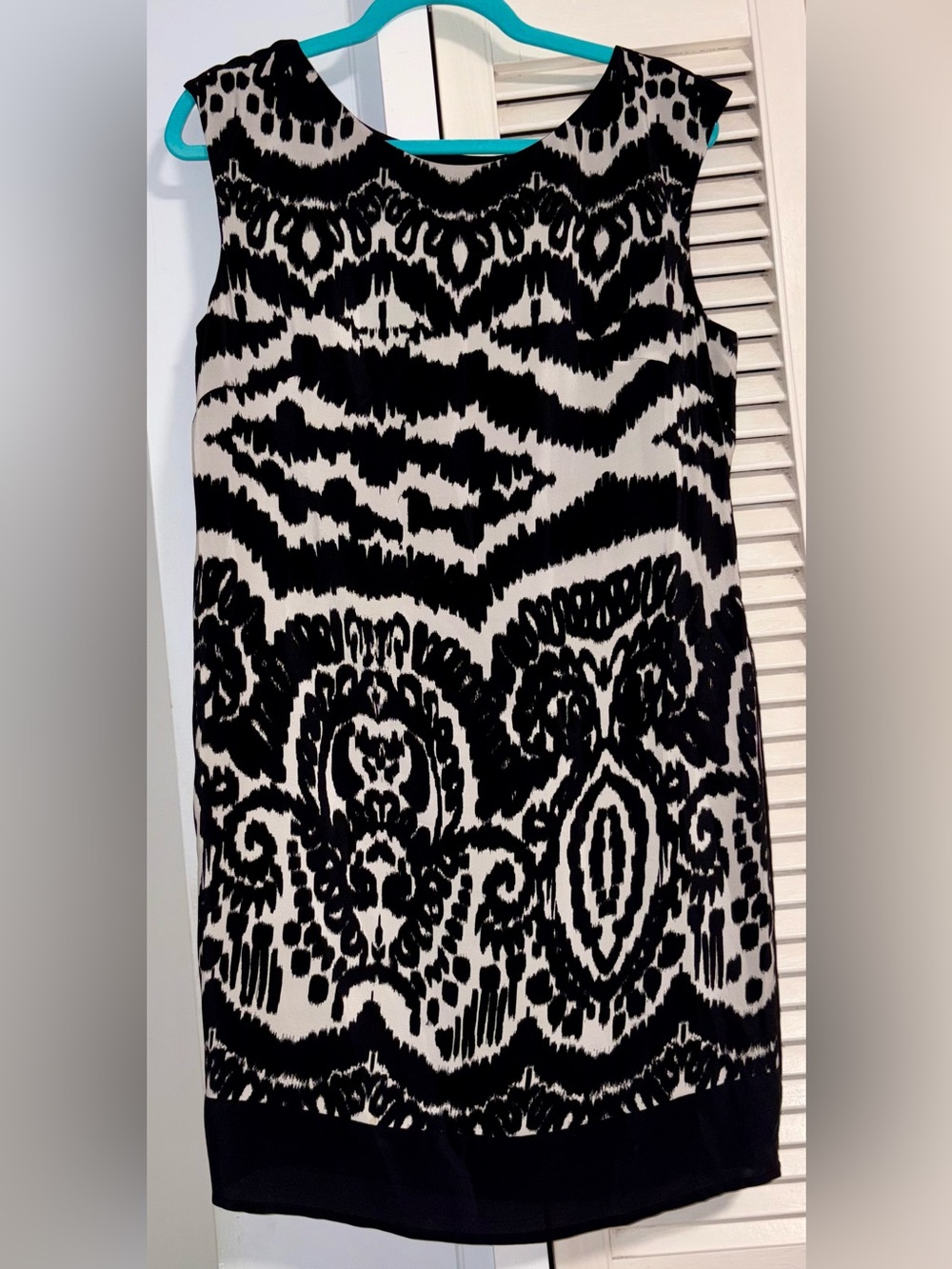 Tori Richards Women’s Black & White Patterned blouse, likenew, Size 4